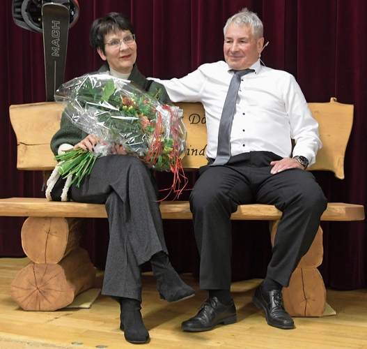 Hans Peter Dössegger mit seiner Frau Bernadette auf dem Holzbänkli.Foto: Andreas Walker Hans Peter Dössegger mit seiner Frau Bernadette auf dem Holzbänkli.Foto: Andreas Walker