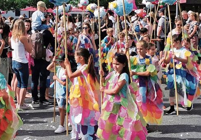 Da wurde im Vorfeld viel gebastelt: Schüler während dem Seoner Jugendfestumzug beim Sternenkreisel. Foto: Fritz Thut
