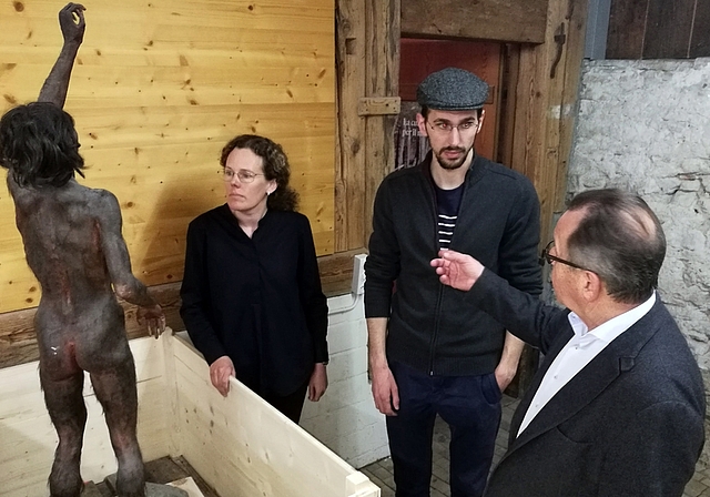 Bereit zum Transport: Urmensch «Lucy» mit Museumsleiterin Christine von Arx, Archäologe Jonas Nyffeler und Stiftungsratspräsident Urs F. Meier im Lenzburger Museum Burghalde.