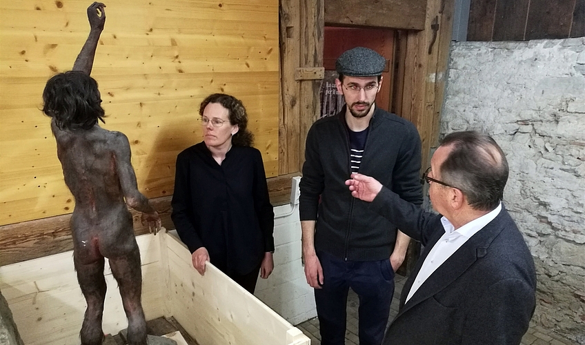 Bereit zum Transport: Urmensch «Lucy» mit Museumsleiterin Christine von Arx, Archäologe Jonas Nyffeler und Stiftungsratspräsident Urs F. Meier im Lenzburger Museum Burghalde. Bereit zum Transport: Urmensch «Lucy» mit Museumsleiterin Christine von Arx, Archäologe Jonas Nyffeler und Stiftungsratspräsident Urs F. Meier im Lenzburger Museum Burghalde.