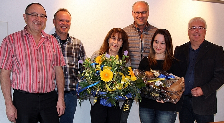 Empfang mit Blumen und Geschenk: Stefania Cervasio (Zweite von rechts) wurde als 4000. Einwohnerin von Hunzenschwil von Gemeindeammann Silvana Richner und dem Gesamtgemeinderat willkommen geheissen.