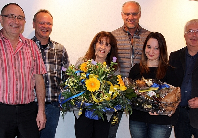 Empfang mit Blumen und Geschenk: Stefania Cervasio (Zweite von rechts) wurde als 4000. Einwohnerin von Hunzenschwil von Gemeindeammann Silvana Richner und dem Gesamtgemeinderat willkommen geheissen.