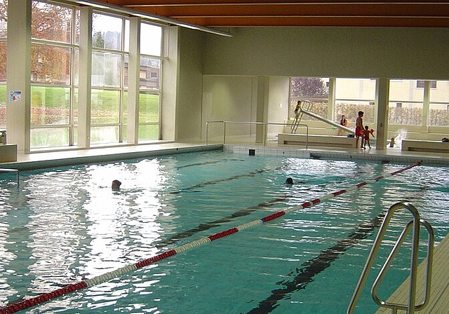 In die Jahre gekommen: Das Hallenbad Seon soll nach einer Sanierung weitere 25 Jahre in Betrieb sein. Foto: Archiv