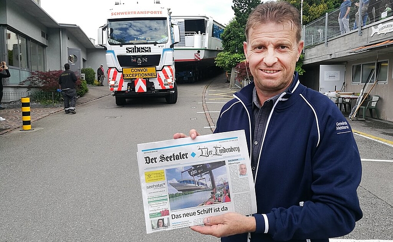 <em>Letzte Etappe an Land:</em> Ueli Haller, Geschäftsführer der Schifffahrtsgesellschaft, präsentiert am Tag der Einwasserung vor der MS 2018 die Titelseite dieser Zeitung. Fotos: Fritz Thut
