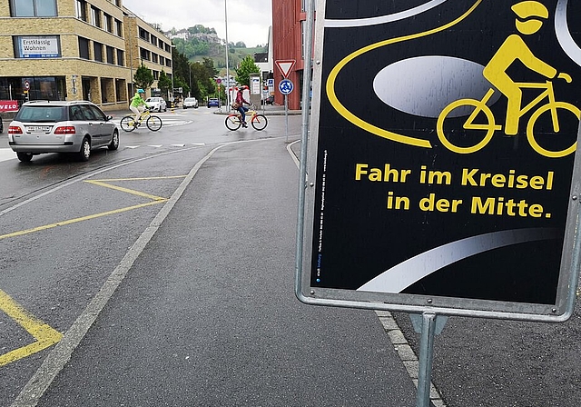 <em>In der Mitte besser sichtbar:</em> Velofahrer auf dem Bahnhofkreisel am Aktionstag der Pro Velo Region Lenzburg. Foto: Fritz Thut