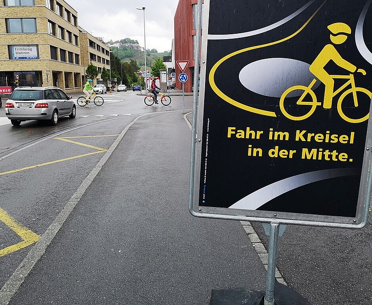 <em>In der Mitte besser sichtbar:</em> Velofahrer auf dem Bahnhofkreisel am Aktionstag der Pro Velo Region Lenzburg. Foto: Fritz Thut