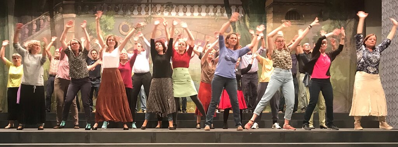 <em>Viel Bewegung im Chor: </em>Gizella Erdös sorgt für die perfekte Choreografie.
