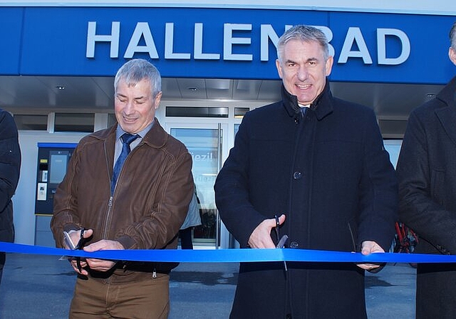 <em>Einweihung mit Banddurchschnitt:</em> Bauleiter Thomas Weber, Gemeindeammann Hans Peter Dössegger, Regierungsrat Alex Hürzeler und Gemeinderat Erich Lüdi. Fotos: Ruedi Burkart
