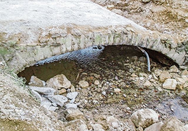 Die «steininen Bruggen» wurde am Freitag, 29. November 2013, abgebrochen, jedoch die Fundamentsteine aus Jurakalk konnten zum Teil an ihrem Standort belassen werden.Foto: Willi Bürgi
