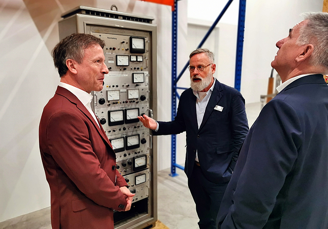 Blick in die vergrösserte «Schatzkammer»: Rudolf Velhagen (Mitte), Chefkurator Sammlung und Ausstellungen von Museum Aargau, zeigte Direktor Marco Castellaneta und Regierungsrat und Kulturdirektor Alex Hürzeler das erweiterte Sammlungszentrum in 