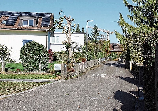 Leitungsmängel nicht sichtbar, aber vorhanden: Quartierstrasse Dörfli. Foto: Alfred Gassmann