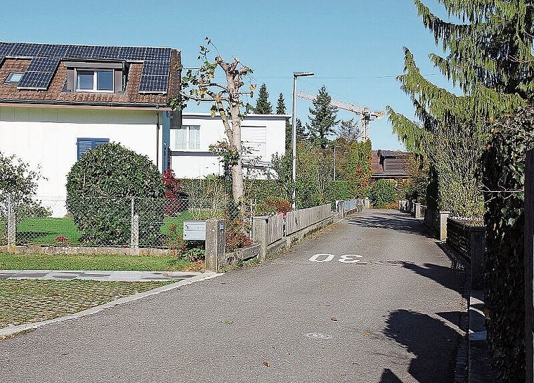 Leitungsmängel nicht sichtbar, aber vorhanden: Quartierstrasse Dörfli. Foto: Alfred Gassmann