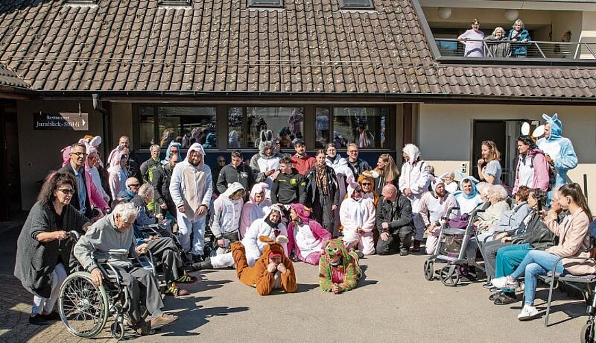 Abwechslung für alle: Die Freude bei den Bewohnern des Alterszentrums Niederlenz und bei den lustigen Osterhasenbikern war spürbar und manchen schmeckten die Osterschoggieili besonders gut. Foto: Peter Winkelmann