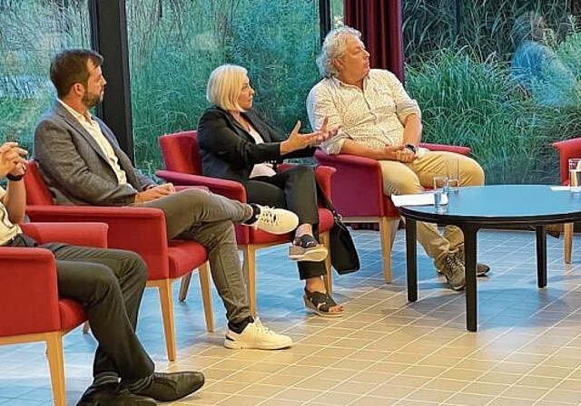 Die ältere Generation im Blick: Das Podium mit Martin Imhof, Raphael Zumsteg, Violeta Kostic, Claudio Pinetti und Moderator Wolfgang Pfund. Foto: Daniel Blaser