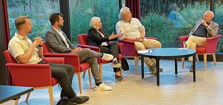 Die ältere Generation im Blick: Das Podium mit Martin Imhof, Raphael Zumsteg, Violeta Kostic, Claudio Pinetti und Moderator Wolfgang Pfund. Foto: Daniel Blaser