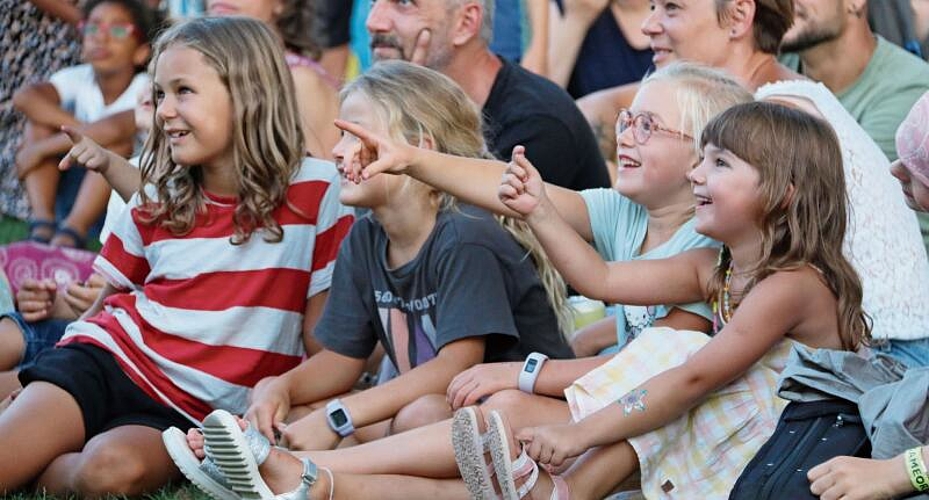 Leuchtende Kinderaugen: Die Gaukler verzauberten Gross und Klein.Foto: Romi Schmid