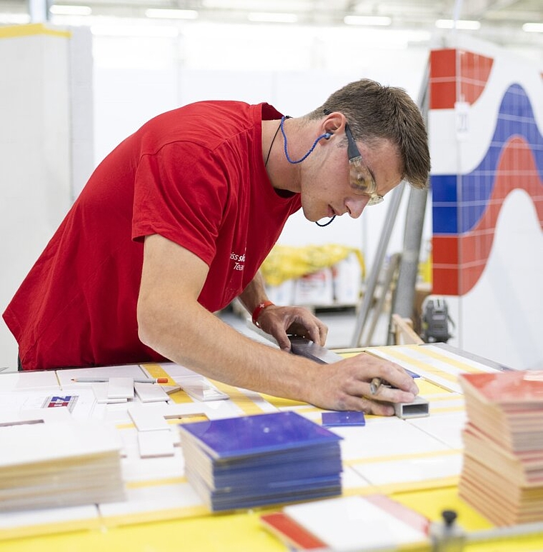 <em>Konzentriert bei der Sache:</em> Der Seenger Plattenleger Renato Meier am zweiten Wettkampftag an den WorldSkills im russischen Kazan. Foto: Michael Zanghellini