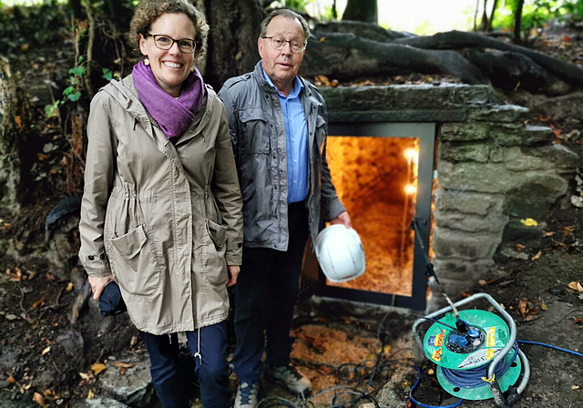 Das vollbrachte Werk: Villa-Sonnenberg-Besitzerin Christine von Arx und Bauleiter Urs F. Meier vor dem Zugang zum restaurierten Wasserstollen. Foto: Fritz Thut
