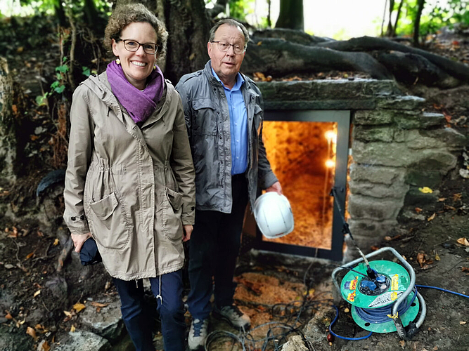Das vollbrachte Werk: Villa-Sonnenberg-Besitzerin Christine von Arx und Bauleiter Urs F. Meier vor dem Zugang zum restaurierten Wasserstollen. Foto: Fritz Thut
