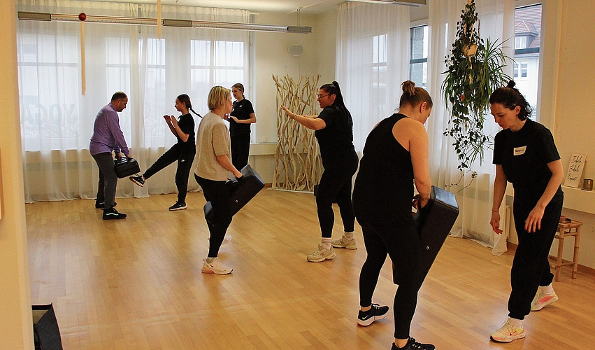 Beim Kurs lernen die Teilnehmerinnen, wie man sich selber verteidigt: Die Teilnehmerinnen üben fleissig.Foto: Debora Hugentobler