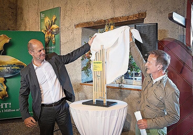 Ab sofort erlebbar: Die neue Gartentour wird von Dieter Widmer, CEO Aargauer Kantonalbank, und Marco Castellaneta, Direktor Museum Aargau, symbolisch eröffnet. Foto: zvg