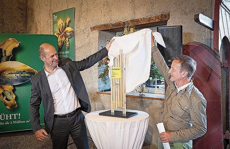 Ab sofort erlebbar: Die neue Gartentour wird von Dieter Widmer, CEO Aargauer Kantonalbank, und Marco Castellaneta, Direktor Museum Aargau, symbolisch eröffnet. Foto: zvg