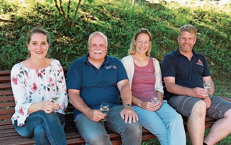 An der Feier: Frau Gemeindeammann Katja Früh, Vereinspräsident Jean-Marie Berdat, Frau Vizeammann Denise Berger und Vereinsvizepräsident Matthias Wipfli. Foto: Alfred Gassmann