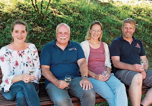 An der Feier: Frau Gemeindeammann Katja Früh, Vereinspräsident Jean-Marie Berdat, Frau Vizeammann Denise Berger und Vereinsvizepräsident Matthias Wipfli. Foto: Alfred Gassmann