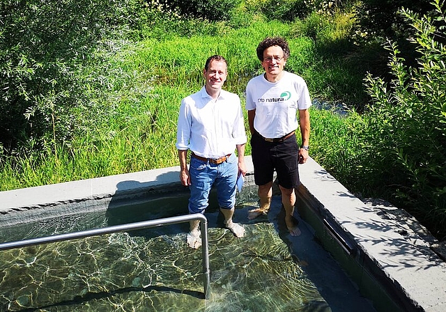 <em>Wollen Naturschutzzone am Erusbach in Bettwil: </em>Präsident Matthias Betsche und Geschäftsführer Johannes Jenny von Pro Natura Aargau im Kneippbad in Schongau. Foto: Fritz Thut