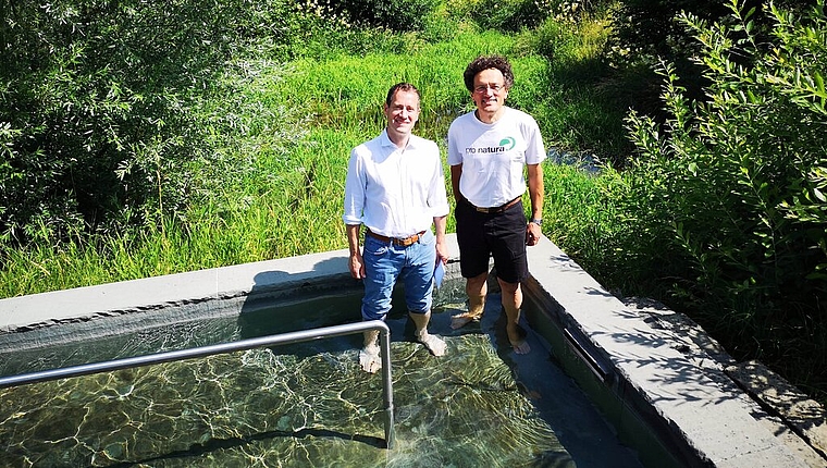 <em>Wollen Naturschutzzone am Erusbach in Bettwil: </em>Präsident Matthias Betsche und Geschäftsführer Johannes Jenny von Pro Natura Aargau im Kneippbad in Schongau. Foto: Fritz Thut