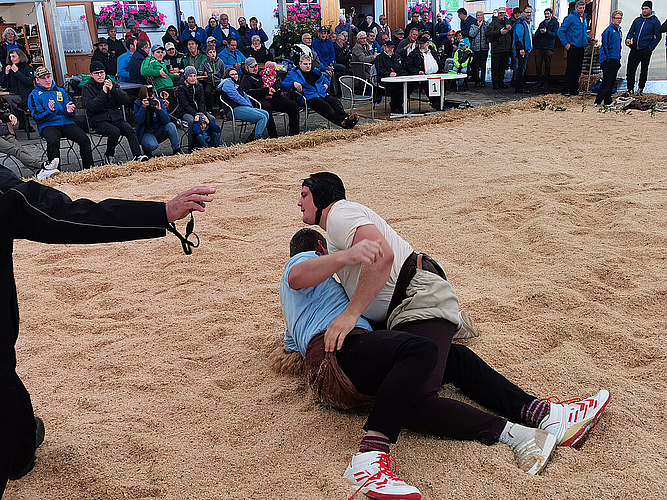 Kräftemessen vor Zuschauern: Lokalmatador Nick Alpiger legt am Corona-Freundschafts-Schwinget beim Schloss Wildegg Marcel Kropf auf den Rücken. Foto: Fritz Thut
