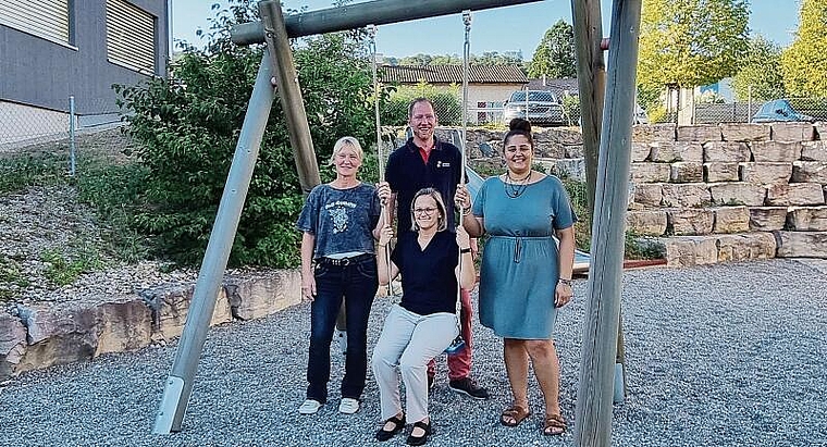 Freuen sich über die Eröffnung: Vizeammann Pascal Jordi mit Stefanie Anderegg (Mitte) und weiteren Vertreterinnen des Vereins Erziehung und  Bildung Aargau auf dem Spielplatz der frisch eröffneten Kita. Foto: Romi Schmid