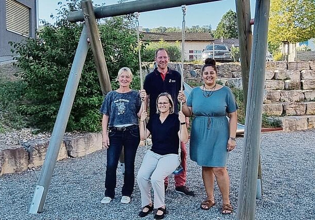 Freuen sich über die Eröffnung: Vizeammann Pascal Jordi mit Stefanie Anderegg (Mitte) und weiteren Vertreterinnen des Vereins Erziehung und  Bildung Aargau auf dem Spielplatz der frisch eröffneten Kita. Foto: Romi Schmid