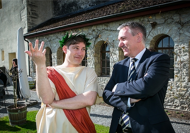 Kaiser und Regent: An der Eröffnung der Saison 2017 von Museum Aargau parliert der römischer Kaiser Nero (David Bröckelmann) mit Kulturminister Alex Hürzeler.