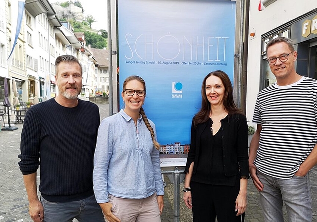 <em>Ein Teil der Initianten posiert in der Rathausgasse: </em>Matthias Günther, Valerie Dietiker, Patrice Bérard, Dani Schranz stehen hinter der Spezialaktion «Schönheit» am «Langen Freitag» der Lenzburger Centrum-Geschäfte von morgen Freitag