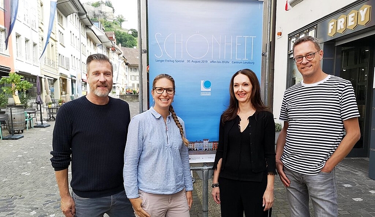 <em>Ein Teil der Initianten posiert in der Rathausgasse: </em>Matthias Günther, Valerie Dietiker, Patrice Bérard, Dani Schranz stehen hinter der Spezialaktion «Schönheit» am «Langen Freitag» der Lenzburger Centrum-Geschäfte von morgen Freitag