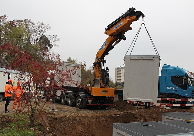 <em>Massarbeit:</em> Der fünfte der sechs Behälter der Unterflursammelstelle wird versetzt. Foto: AG