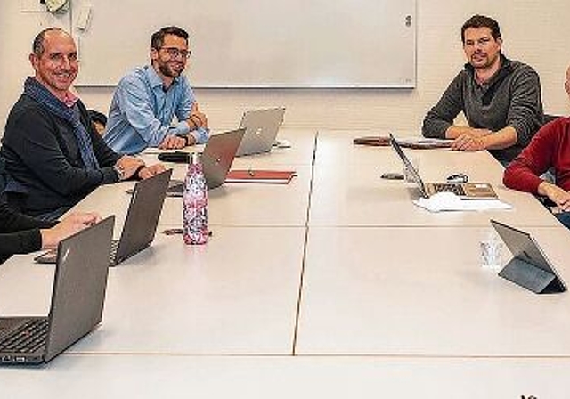 Will Bedürfnis in Lenzburg abklären: Der Vorstand des Vereins Tagesschule Lenzburg mit Corinne Horisberger, Mirjam Schorno, Reto Aus der Au, Andreas Kamber, Julián Ucrós, Wolfgang Pfund, Raphael Rudolf. Foto: zvg