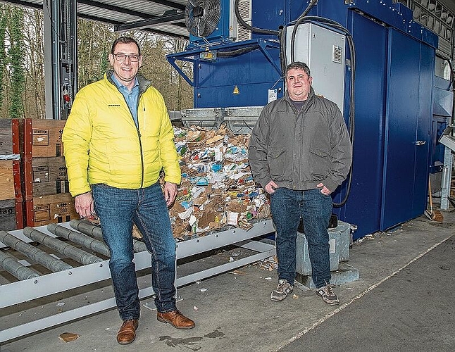 Vielfältige Entsorgungsmöglichkeiten: Marcel Amsler und Betriebsleiter Sascha Amrein vor der Kartonballenpresse. Foto: Peter Winkelmann
