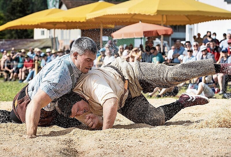 Duell im Sand: Die beiden Topfavoriten Samuel Giger und Nick Alpiger am kantonalen Schwingfest im Juni in Matzendorf. Foto: Patrick Lüthy