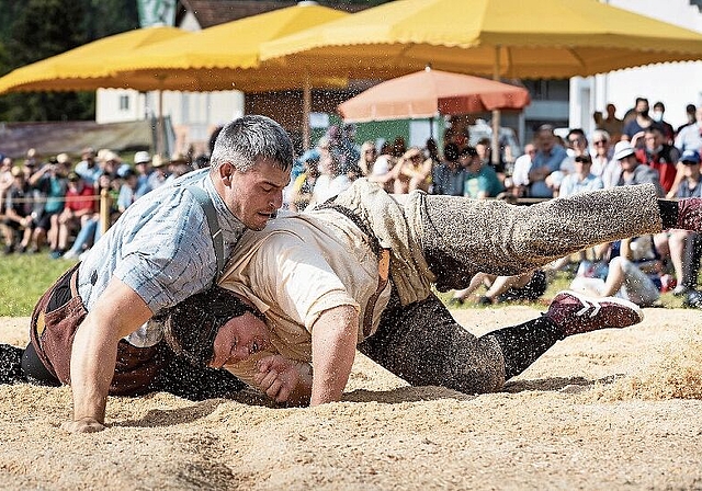 Duell im Sand: Die beiden Topfavoriten Samuel Giger und Nick Alpiger am kantonalen Schwingfest im Juni in Matzendorf. Foto: Patrick Lüthy