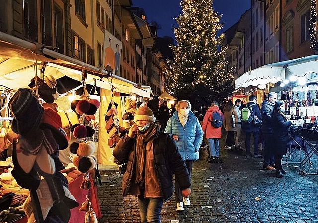 Stimmungsvoll im Schein der Lichter: Chlausmärt am Abend auf der Rathausgasse. Foto: Fritz Thut
