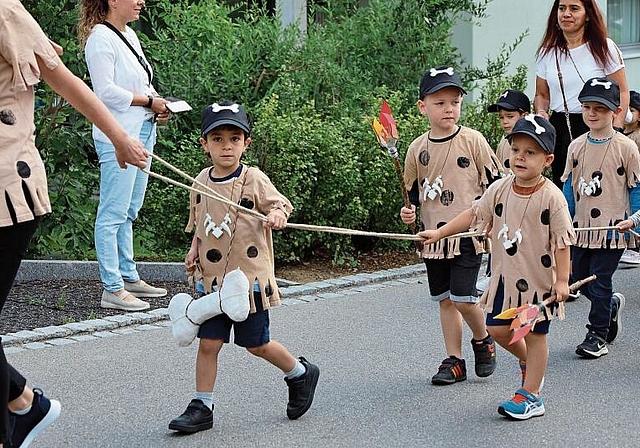 Zurück in die Steinzeit: Die Kinder der Spielgruppe. Foto: Deborah Bläuer
