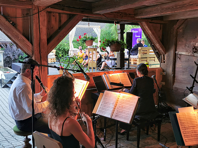 Kongeniale Begleitung: Das Salonorchester La Jalousie auf dem Niesenberg. Foto: Fritz Thut