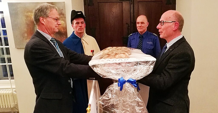 Übergabe in würdigem Rahmen: Im Müllerhaus übernimmt Stadtrat Martin Steinmann, beobachtet von Stadtweibel Markus Dietiker und Polizeichef Ferdinand Bürgi, von Martin Stücheli den symbolischen Schlüssel zur Regionalpolizei Lenzburg. Foto: Frit