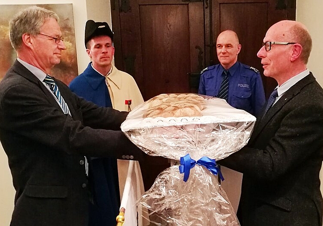 Übergabe in würdigem Rahmen: Im Müllerhaus übernimmt Stadtrat Martin Steinmann, beobachtet von Stadtweibel Markus Dietiker und Polizeichef Ferdinand Bürgi, von Martin Stücheli den symbolischen Schlüssel zur Regionalpolizei Lenzburg. Foto: Frit