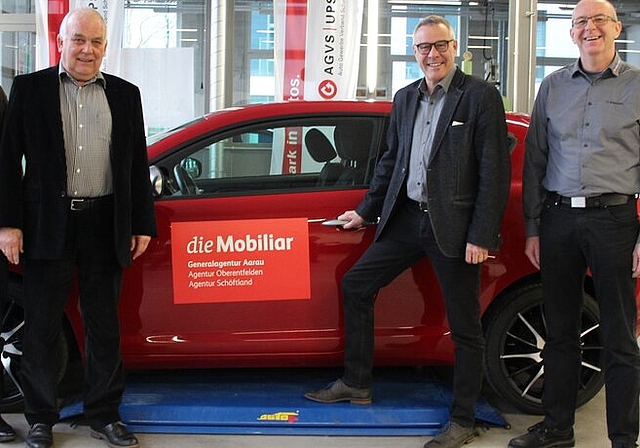 Freude bei der Alfa-Übergabe: André Hoffmann, AGVS-Berufsbildungsobmann; Martin Sollberger, AGVS-Präsident Sektion Aargau; Daniel Probst, Generalagent «Die Mobiliar»; Urs Baumann, Leiter AGVS-Werkstatt, Lenzburg. Foto: crc