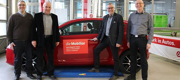 Freude bei der Alfa-Übergabe: André Hoffmann, AGVS-Berufsbildungsobmann; Martin Sollberger, AGVS-Präsident Sektion Aargau; Daniel Probst, Generalagent «Die Mobiliar»; Urs Baumann, Leiter AGVS-Werkstatt, Lenzburg. Foto: crc