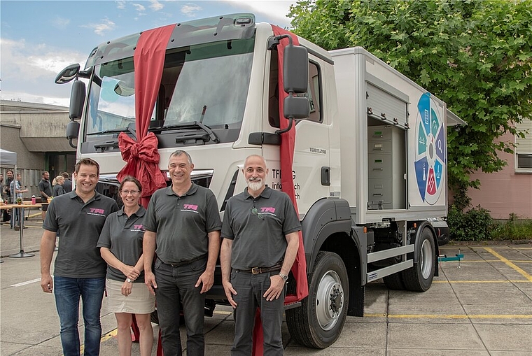 <em>Stolz auf das neue Fahrzeug:</em> Roger Wasmer (Leiter Labor), Veronika Klemm (Schulungsleiterin Weiterbildung Bau und Wissen), Yves Schiegg (Geschäftsführer) und Fernand Deillon (stellvertretender Geschäftsführer) vor dem neuen MAN TGM 13.29