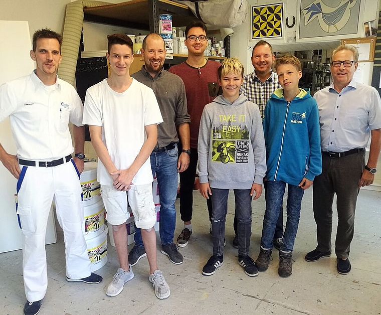 <em>Gruppenbild in der Malerwerkstatt:</em> Malermeister Stefan Weber, Lehrling Marcel Mathis, Schulvertreter Marcel Mattenberger, Administrator Omar Weber, «go for work»-Schnupperer Joey Meier, Gewerbevereinsvorstandsmitglied Patrick Iseli, «go f